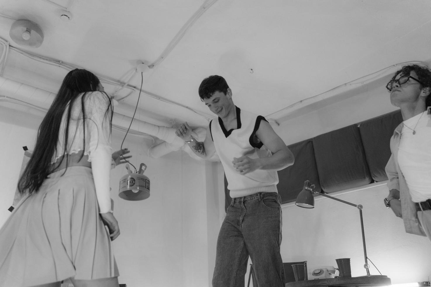 Momento di danza freestyle in studio con ballerini che si esprimono liberamente