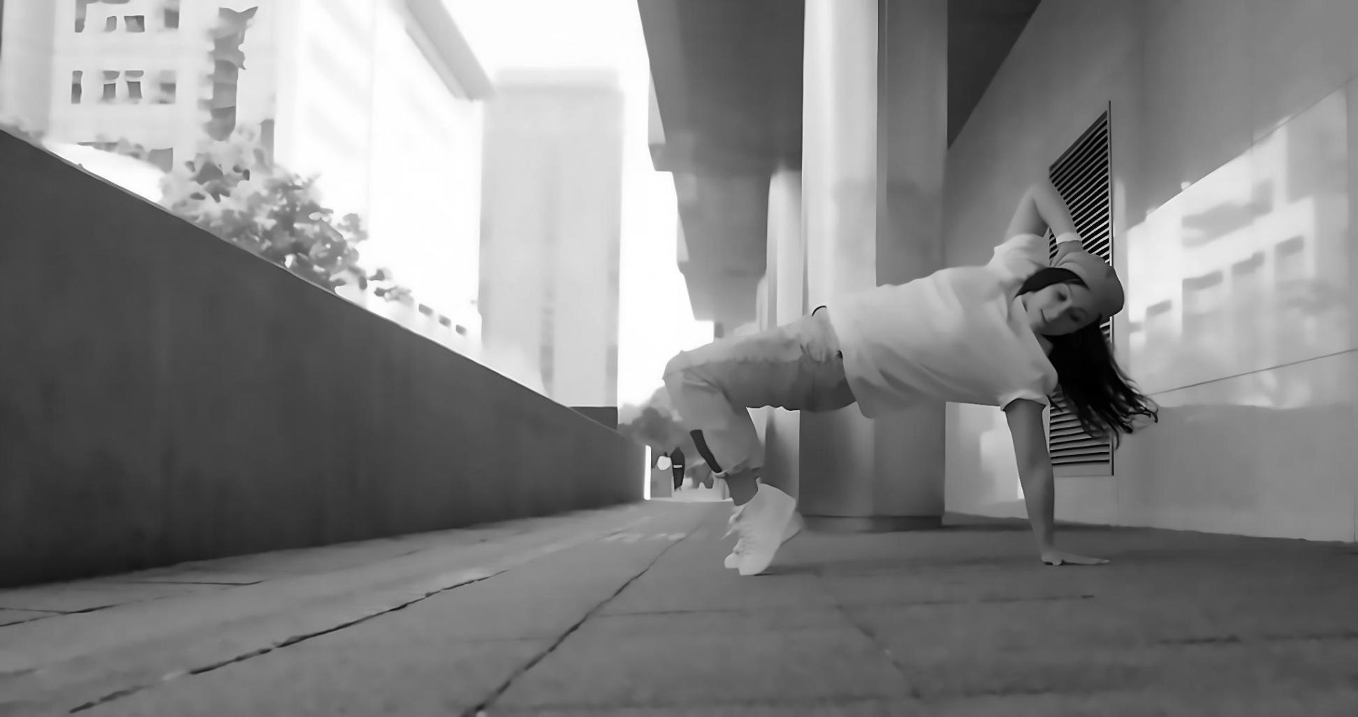 Ballerini che sperimentano diverse tecniche di espressione corporea